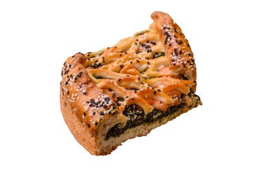 Somon, ıspanak ya da brokoli, tuz ve baharatlı kiş parçaları beyaz arka planda.