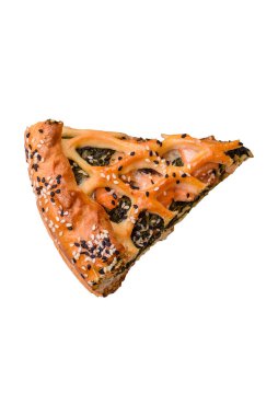 Somon, ıspanak ya da brokoli, tuz ve baharatlı kiş parçaları beyaz arka planda.