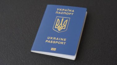 Karanlık bir arka planda biyometrik Ukrayna pasaportu. Turizm ve seyahat teması üzerine kavramsal arka plan