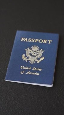 Koyu beton arka planda Amerika Birleşik Devletleri pasaportu. Turizm ve seyahat teması üzerine kavramsal arka plan