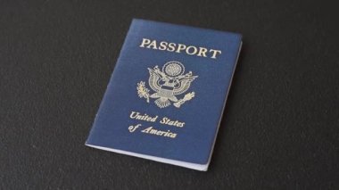 Koyu beton arka planda Amerika Birleşik Devletleri pasaportu. Turizm ve seyahat teması üzerine kavramsal arka plan