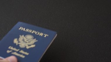 Koyu beton arka planda Amerika Birleşik Devletleri pasaportu. Turizm ve seyahat teması üzerine kavramsal arka plan