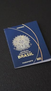  Brezilya vatandaşının uluslararası pasaportu koyu beton arka planda, uluslararası seyahat