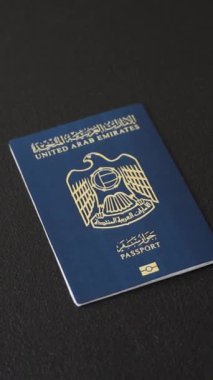 Koyu beton arka planda Birleşik Arap Emirlikleri vatandaşının uluslararası pasaportu.