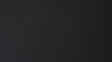 Koyu beton arka planda Birleşik Arap Emirlikleri vatandaşının uluslararası pasaportu.