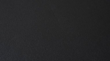 Büyük Britanya ve Kuzey İrlanda vatandaşının uluslararası pasaportu koyu beton arka planda, uluslararası seyahat