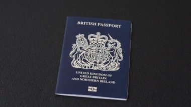 Büyük Britanya ve Kuzey İrlanda vatandaşının uluslararası pasaportu koyu beton arka planda, uluslararası seyahat