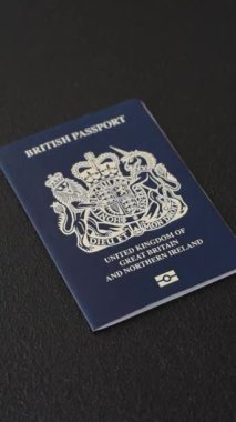 Büyük Britanya ve Kuzey İrlanda vatandaşının uluslararası pasaportu koyu beton arka planda, uluslararası seyahat
