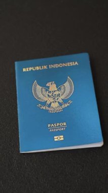 Koyu beton zemine sahip Endonezya vatandaşının uluslararası pasaportu
