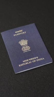Koyu beton arka planda Hindistan vatandaşının uluslararası pasaportu.