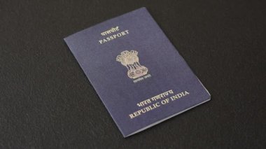 Koyu beton arka planda Hindistan vatandaşının uluslararası pasaportu.