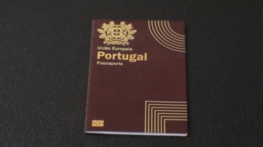  Portekiz vatandaşının uluslararası pasaportu koyu beton arka planda, uluslararası seyahat
