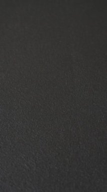 Koyu beton arka planda bir Çin vatandaşının uluslararası pasaportu.