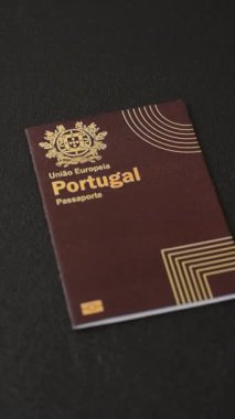 Portekiz vatandaşının uluslararası pasaportu koyu beton arka planda, uluslararası seyahat