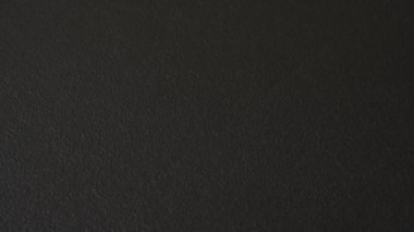 Koyu beton arka planda Pakistan vatandaşının uluslararası pasaportu.