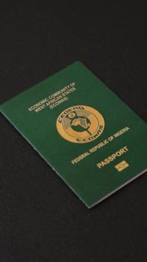 Nijerya vatandaşının uluslararası pasaportu koyu beton arka planda, uluslararası seyahat