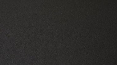 Koyu beton arka planda bir Japon vatandaşının uluslararası pasaportu, uluslararası seyahat