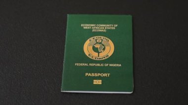 Nijerya vatandaşının uluslararası pasaportu koyu beton arka planda, uluslararası seyahat