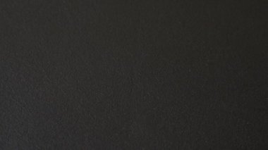 Koyu beton arka plan ve uluslararası seyahat üzerine bir İtalyan vatandaşının uluslararası pasaportu