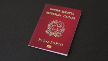 Koyu beton arka plan ve uluslararası seyahat üzerine bir İtalyan vatandaşının uluslararası pasaportu