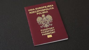 Koyu bir geçmişi olan Polonyalı bir vatandaşın uluslararası pasaportu.