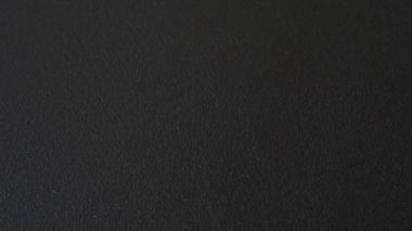 Koyu beton arka planda, uluslararası seyahat yapan bir Kanada vatandaşının uluslararası pasaportu