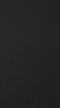 Almanya vatandaşının uluslararası pasaportu koyu beton arka planda, uluslararası seyahat