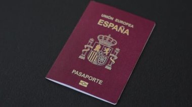 Koyu beton arka planda bir İspanyol vatandaşının uluslararası pasaportu.
