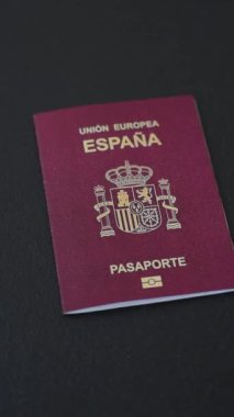 Koyu beton arka planda bir İspanyol vatandaşının uluslararası pasaportu.