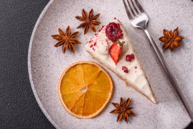 Üzerinde beyaz krema, ahududu ve çilek olan bir dilim tatlı katmanlı pasta.