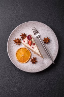 Üzerinde beyaz krema, ahududu ve çilek olan bir dilim tatlı katmanlı pasta.