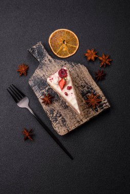 Üzerinde beyaz krema, ahududu ve çilek olan bir dilim tatlı katmanlı pasta.