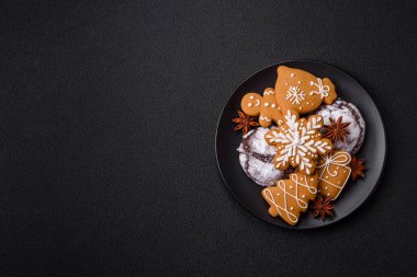 Yılbaşı için ev yapımı zencefilli ekmek, kurabiye ve dekoratif öğeler.