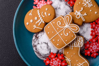 Yılbaşı için ev yapımı zencefilli ekmek, kurabiye ve dekoratif öğeler.