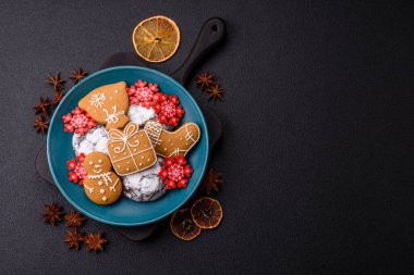 Yılbaşı için ev yapımı zencefilli ekmek, kurabiye ve dekoratif öğeler.