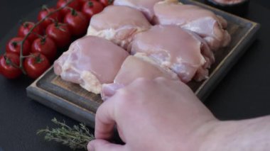 Taze çiğ tavuk filetosu. Tuzlu, baharatlı ve çimento kaplı.