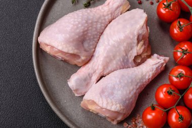 Tuzlu, baharatlı, otlu ve domatesli çiğ tavuk budu.