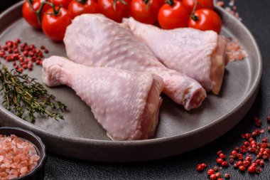 Tuzlu, baharatlı, otlu ve domatesli çiğ tavuk budu.