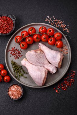 Tuzlu, baharatlı, otlu ve domatesli çiğ tavuk budu.