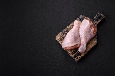 Tuzlu, baharatlı, otlu ve domatesli çiğ tavuk budu.