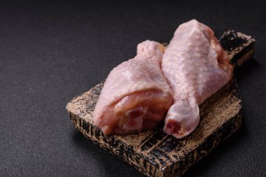 Tuzlu, baharatlı, otlu ve domatesli çiğ tavuk budu.