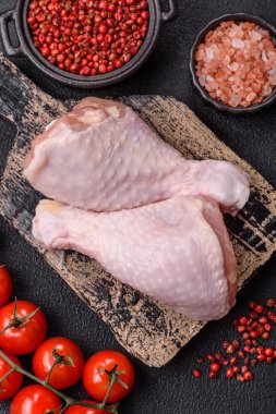 Tuzlu, baharatlı, otlu ve domatesli çiğ tavuk budu.