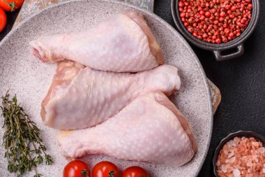 Tuzlu, baharatlı, otlu ve domatesli çiğ tavuk budu.