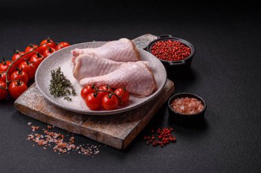 Tuzlu, baharatlı, otlu ve domatesli çiğ tavuk budu.