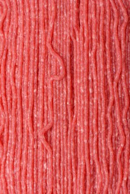 Tuzlu, baharatlı, otlu ve domatesli, koyu beton arkaplanlı çiğ et veya domuz eti.