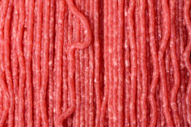 Tuzlu, baharatlı, otlu ve domatesli, koyu beton arkaplanlı çiğ et veya domuz eti.