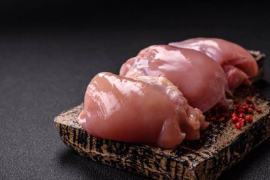 Taze çiğ tavuk filetosu. Tuzlu, baharatlı ve çimento kaplı.