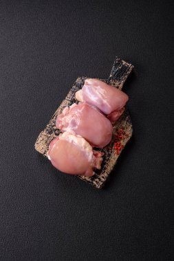 Taze çiğ tavuk filetosu. Tuzlu, baharatlı ve çimento kaplı.