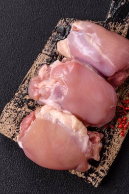 Taze çiğ tavuk filetosu. Tuzlu, baharatlı ve çimento kaplı.