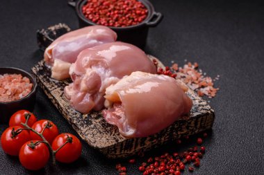 Taze çiğ tavuk filetosu. Tuzlu, baharatlı ve çimento kaplı.